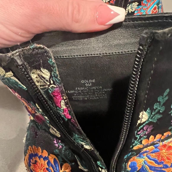 Steve Madden Goldie Embroidered Booties Size 9 - Picture 5 of 5